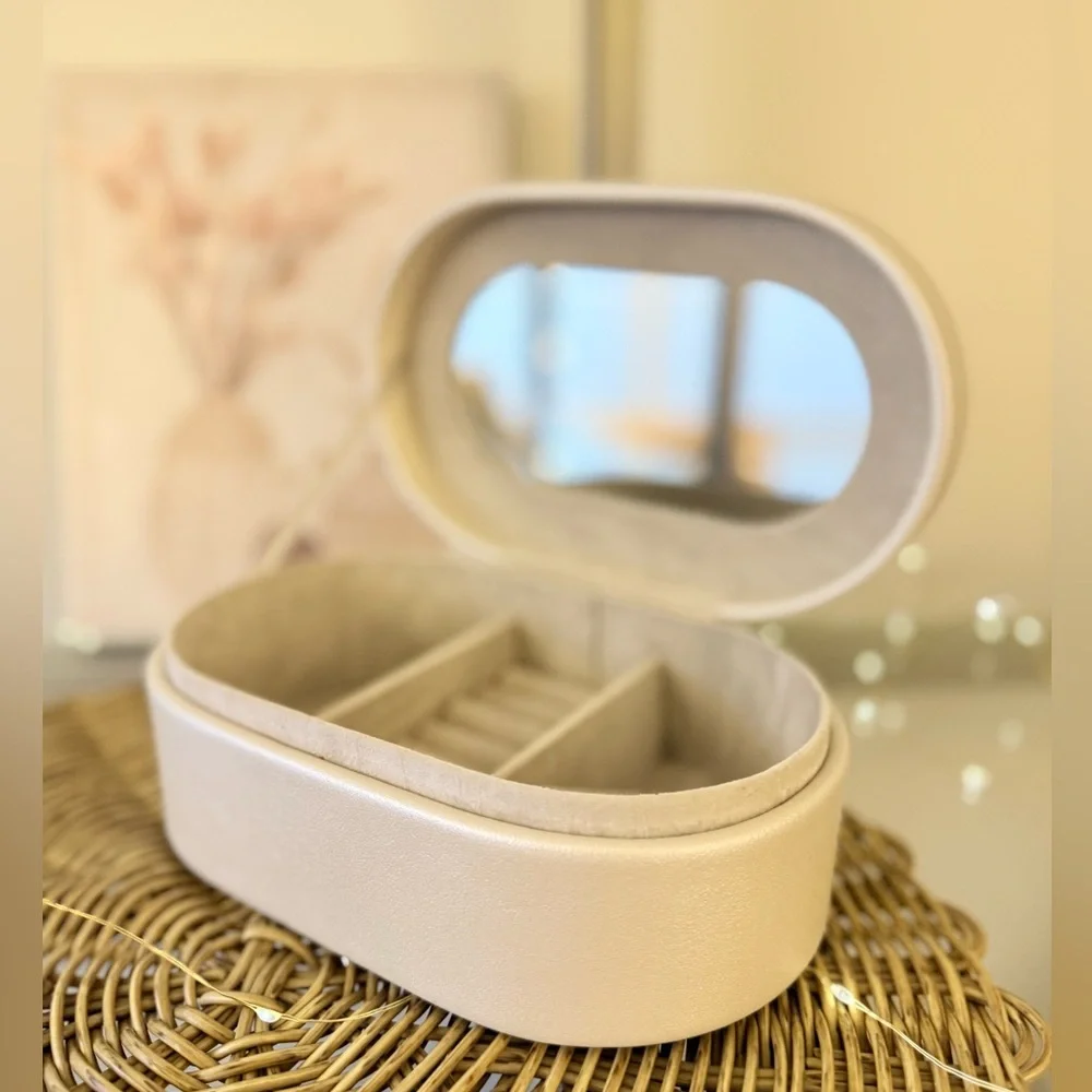 🌾‎ Cynthia Rowley Small Jewelry Box
